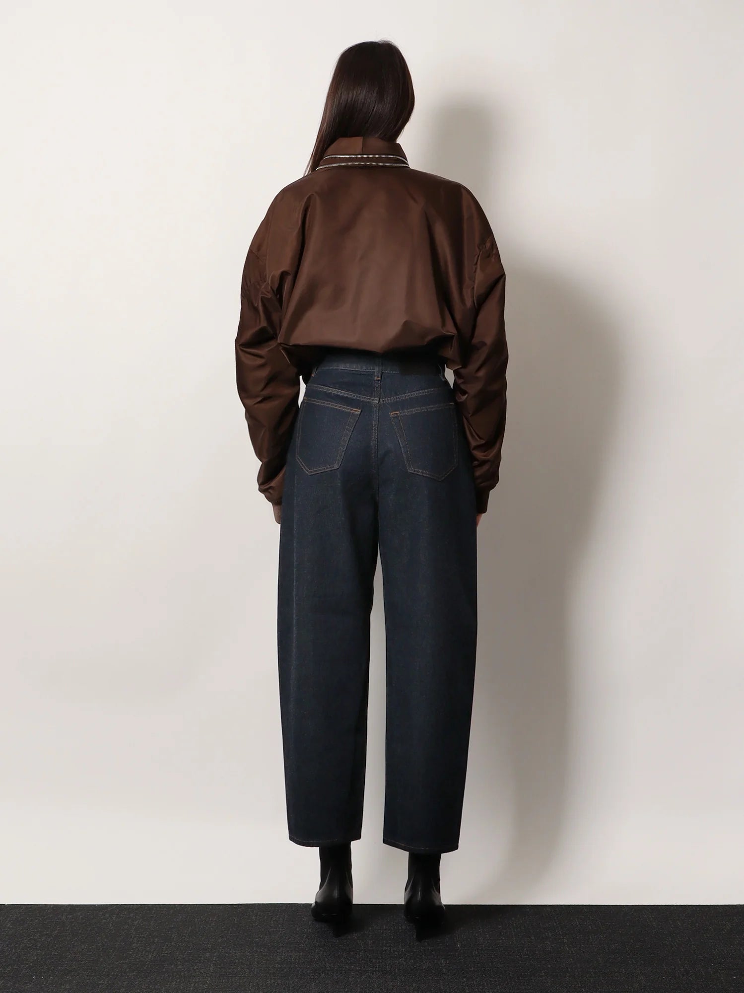 Twisted dark blue denim jeans