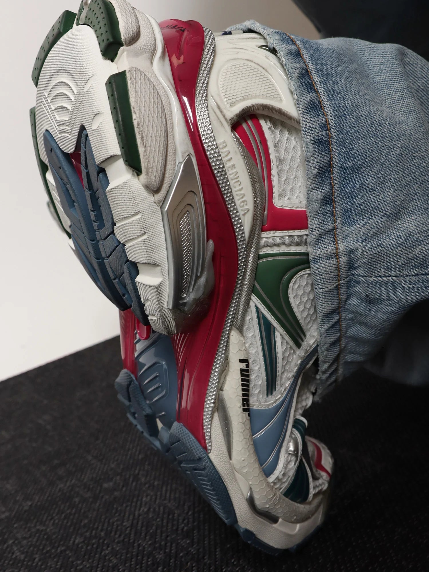 Runner sneakers in mesh with contrasting inserts