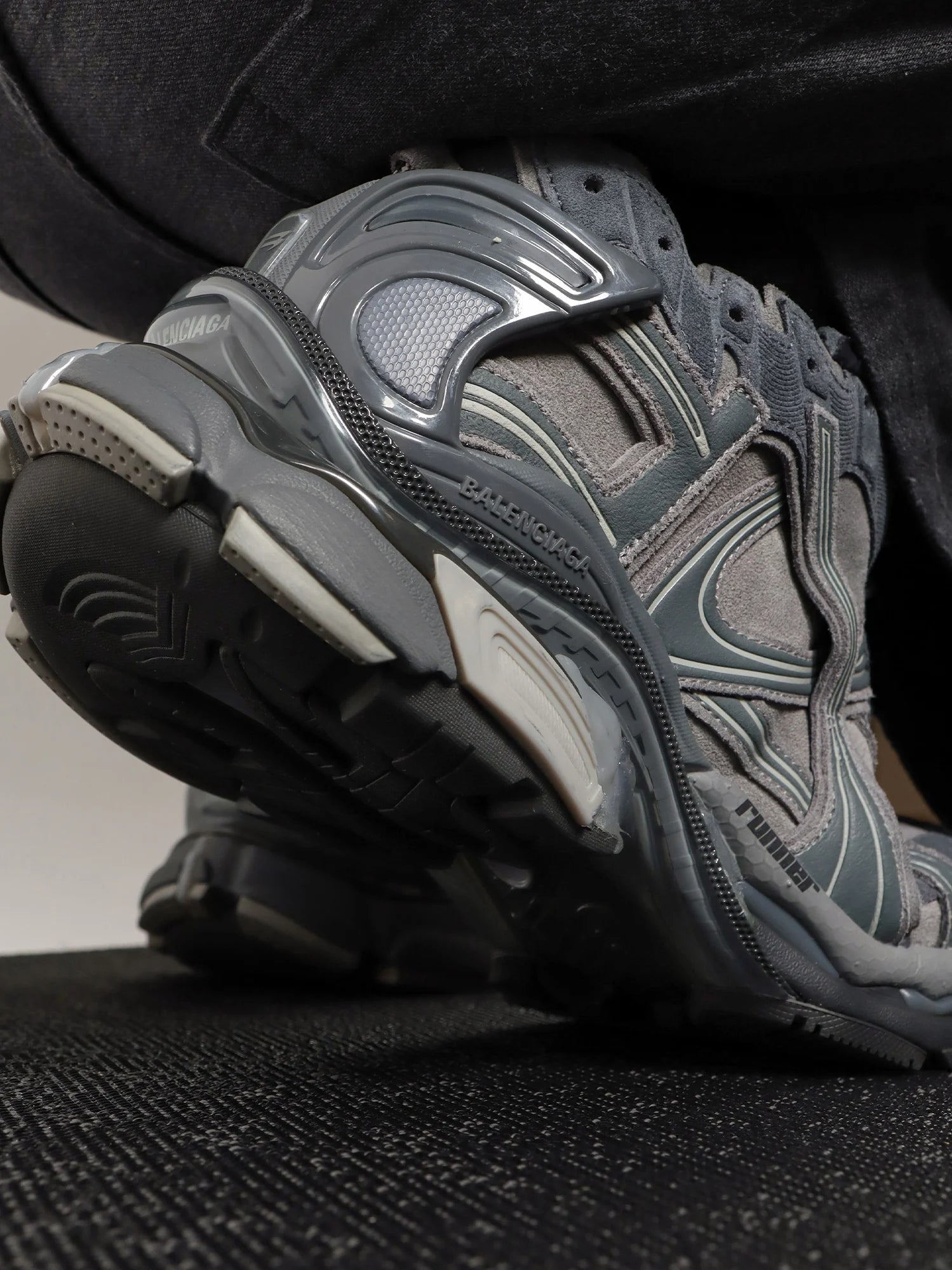 Runner sneakers in mesh with contrasting inserts