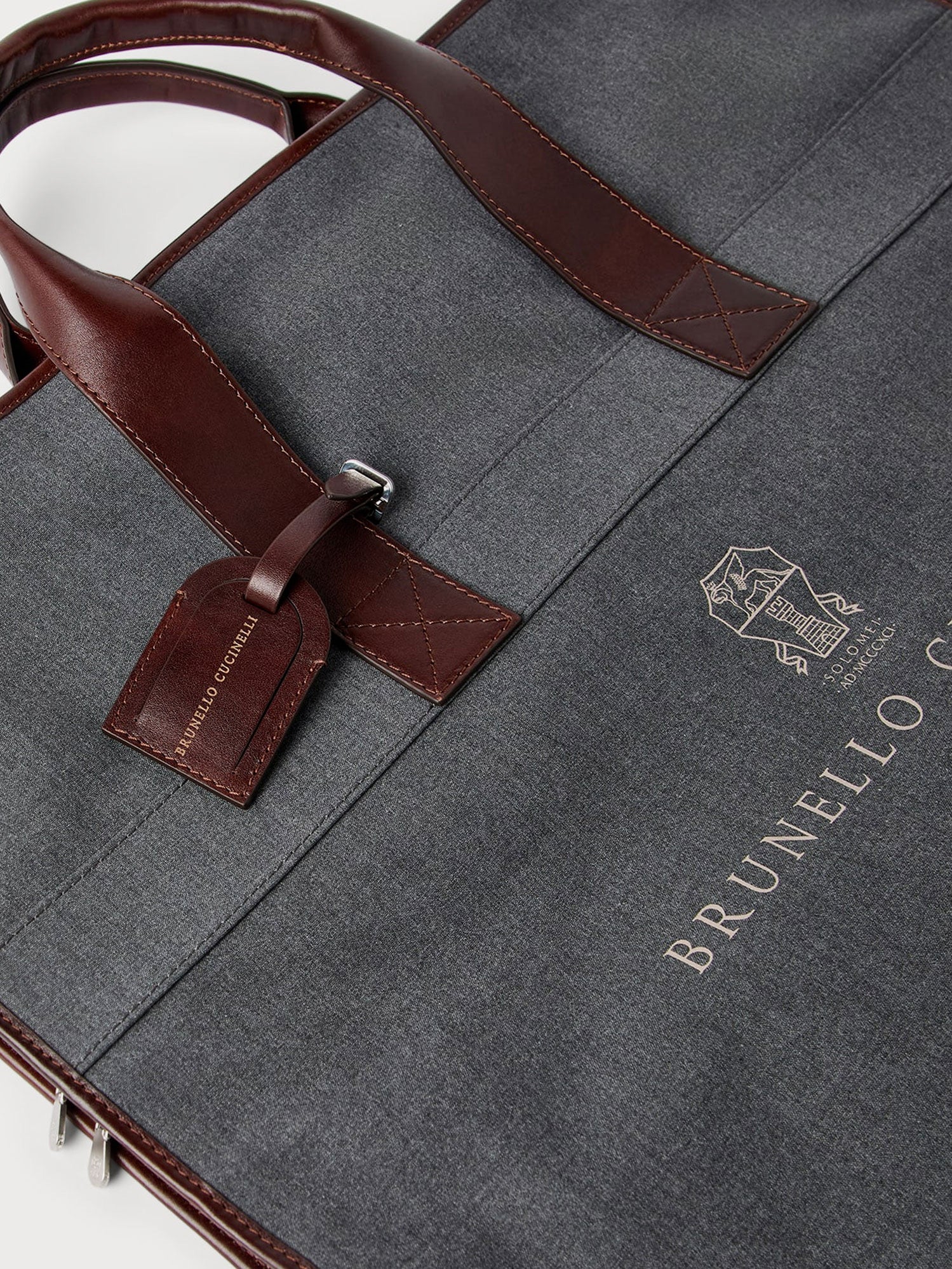 Technical fabric and leather garment bag