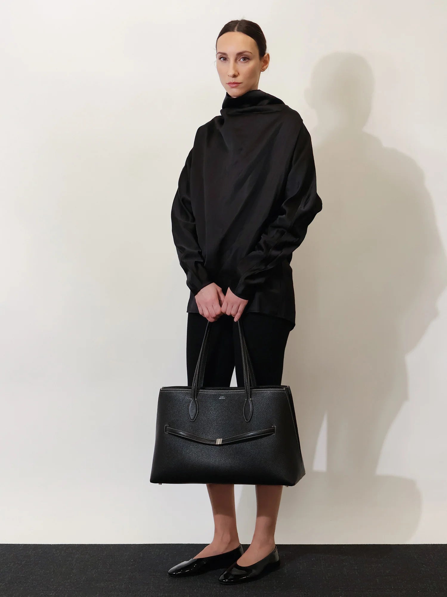 Leather shoulder bag with lettering logo on the front