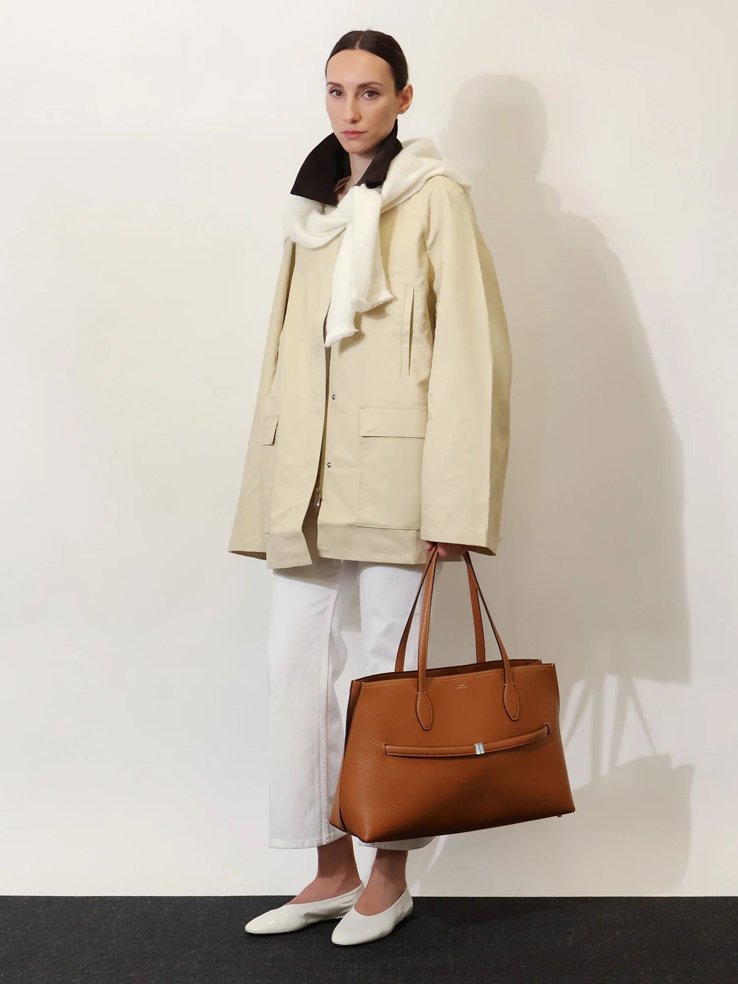 Leather shoulder bag with lettering logo on the front