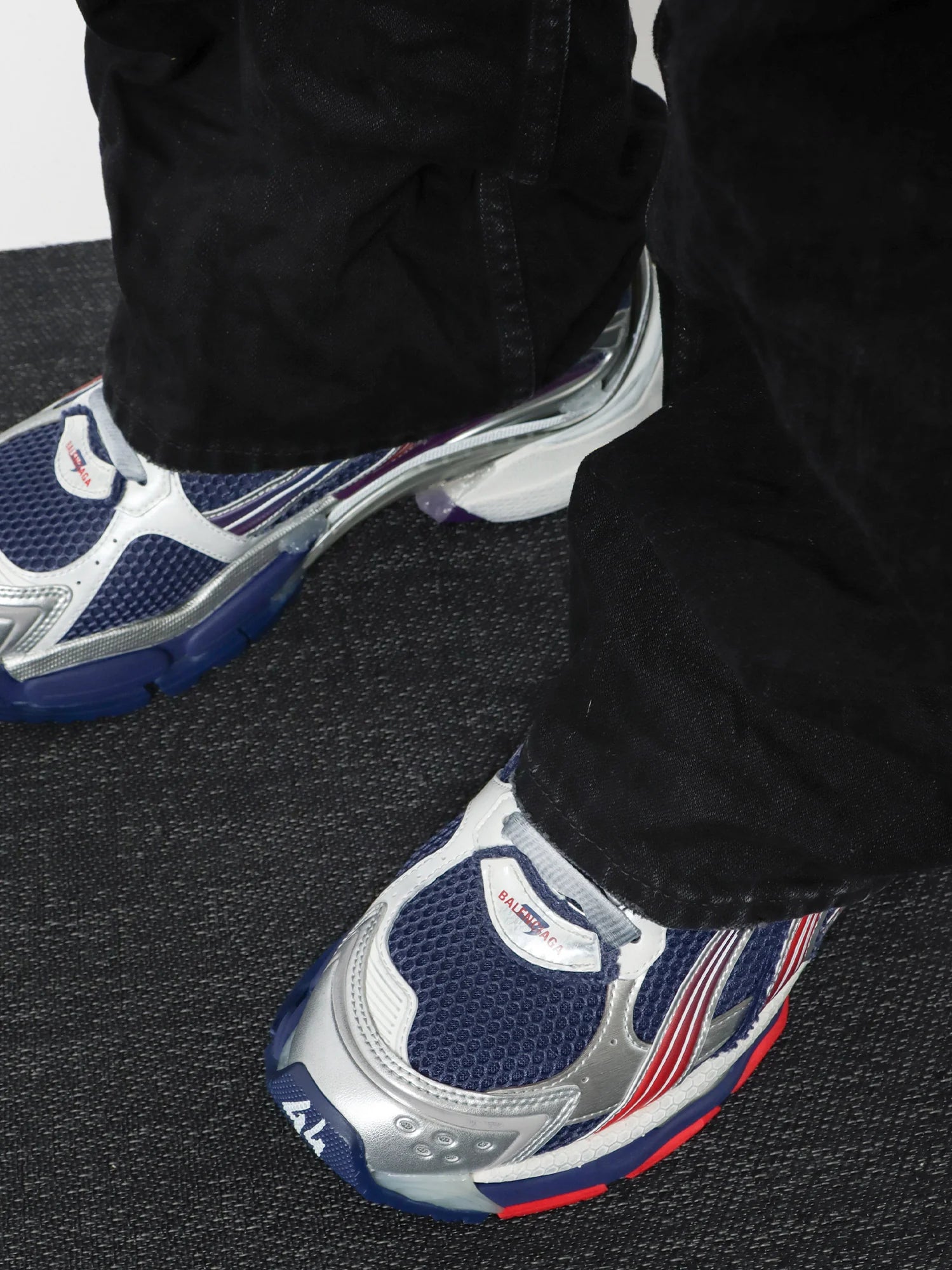 Runner sneakers in mesh with contrasting inserts