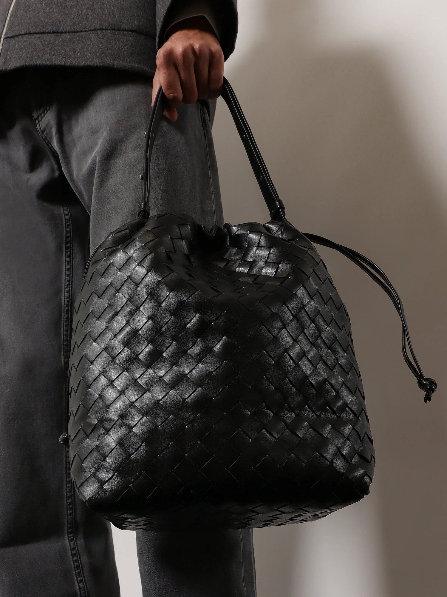 Bucket Intrecciato Biblioteca leather shoulder bag