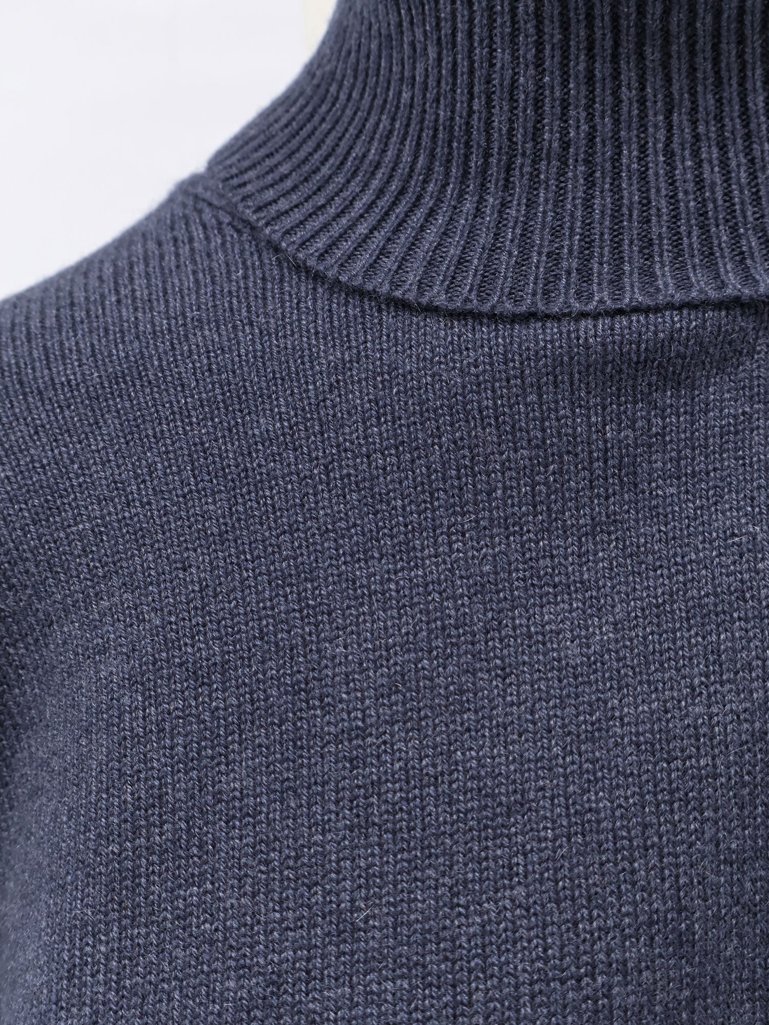Cashmere turtleneck with Monili detail on the back