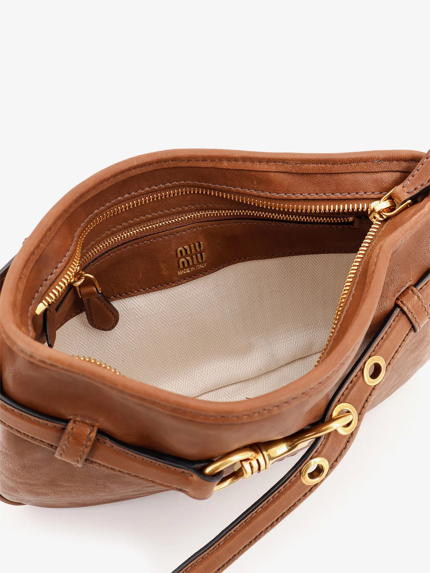 Aventure leather bag with embossed front logo