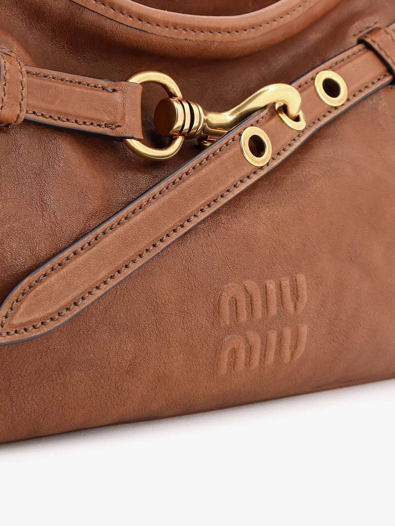 Aventure leather bag with embossed front logo