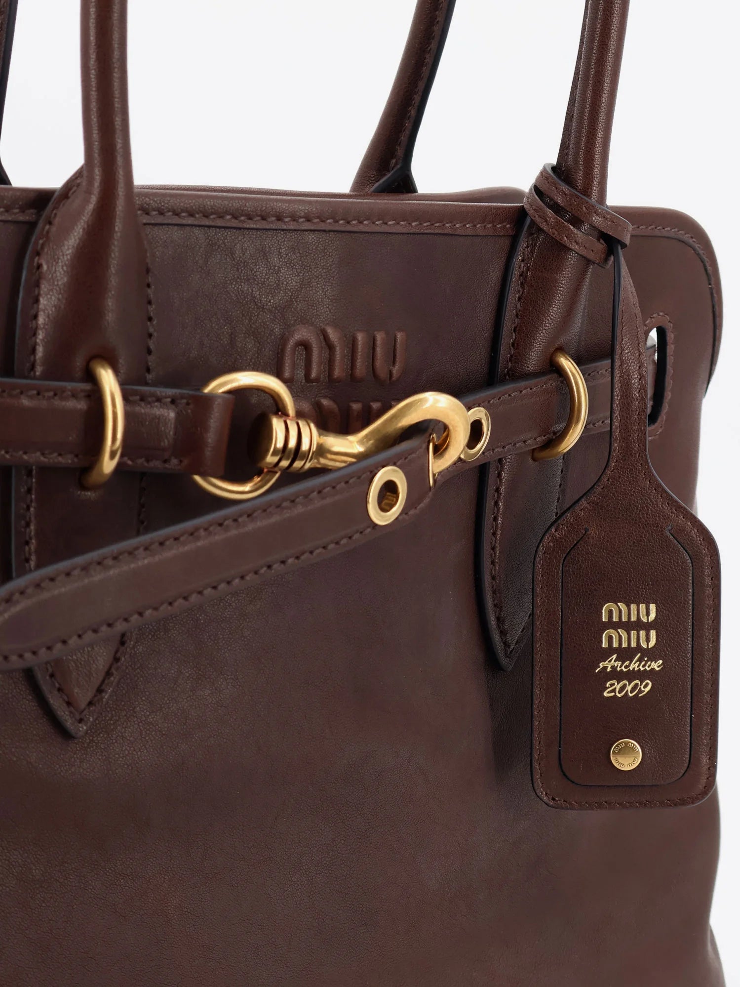 Aventure leather handbag with front lettering logo
