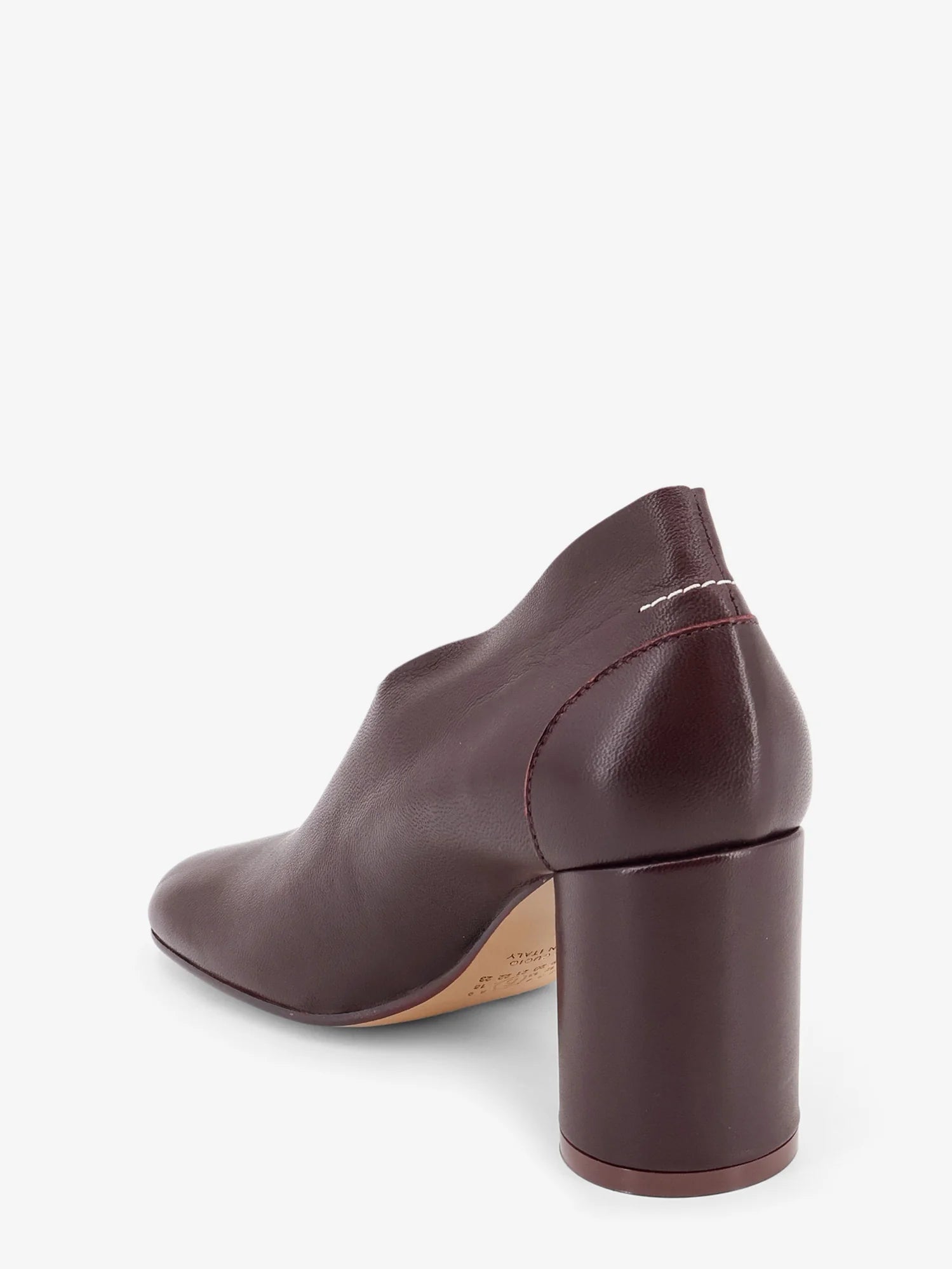 Leather pumps with iconic Atomic toe