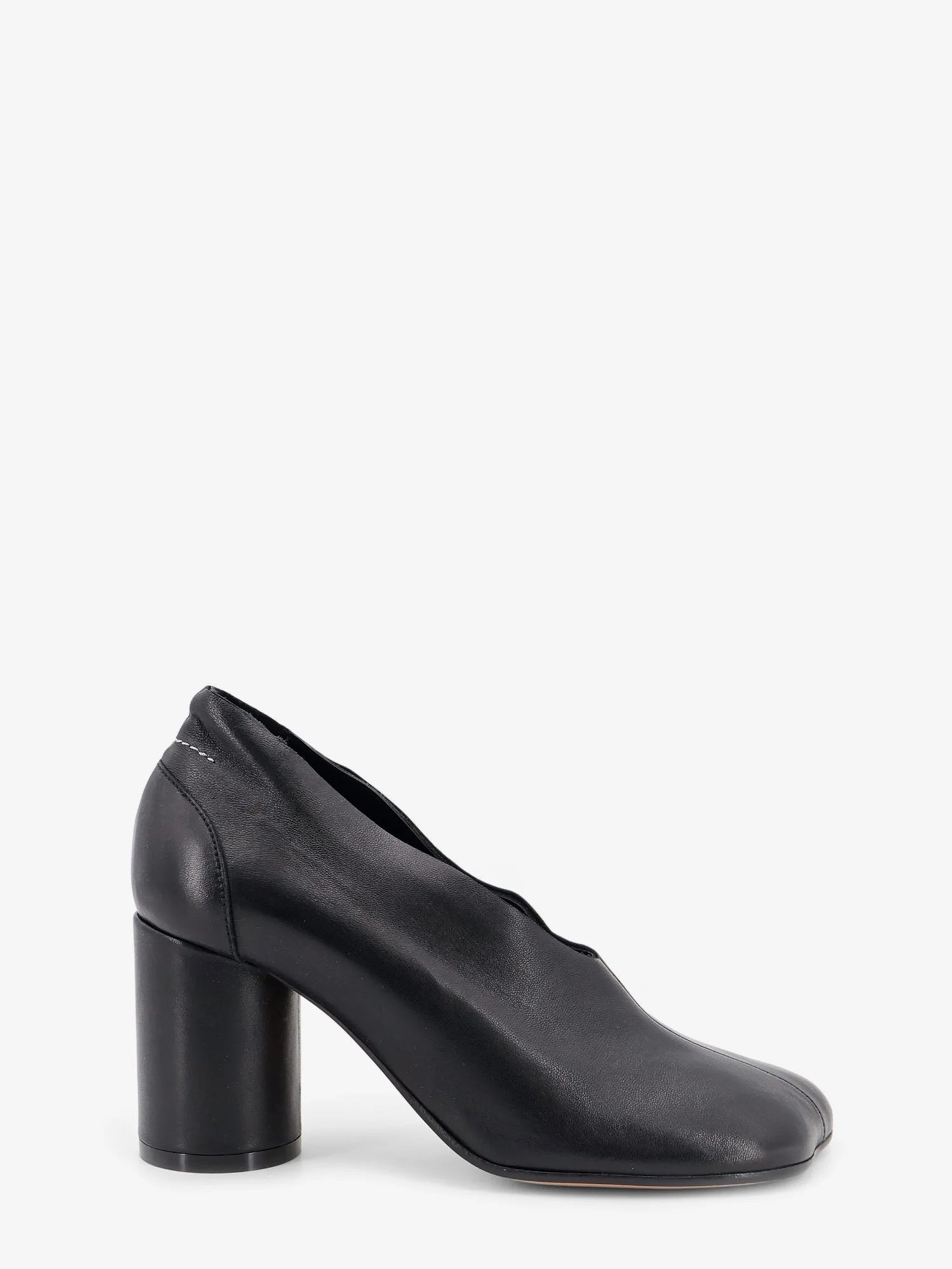 Leather pumps with iconic Atomic toe