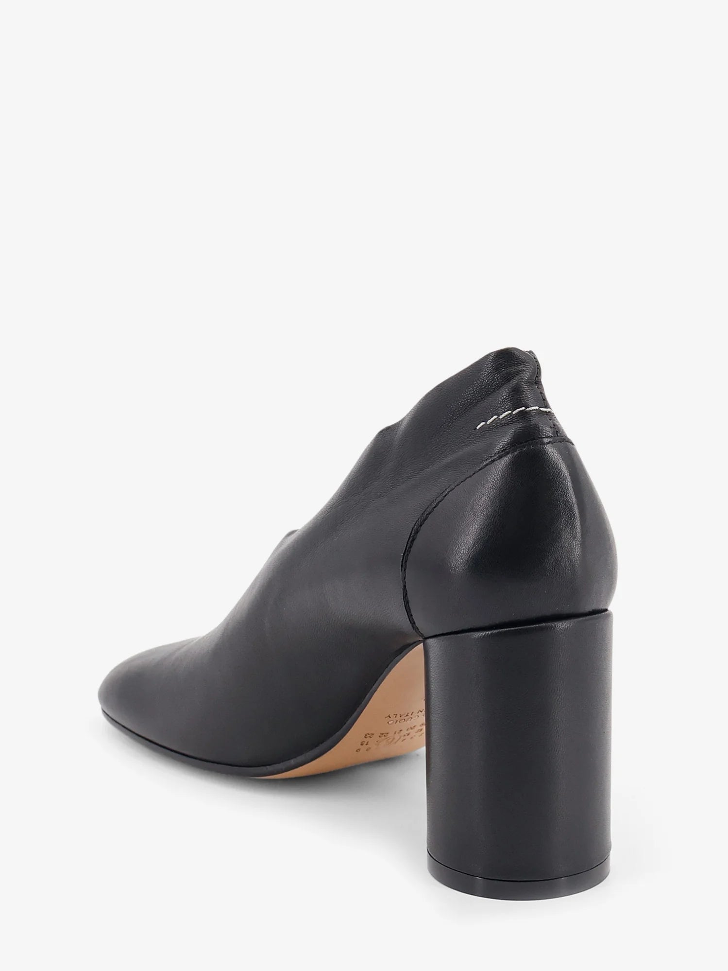 Leather pumps with iconic Atomic toe