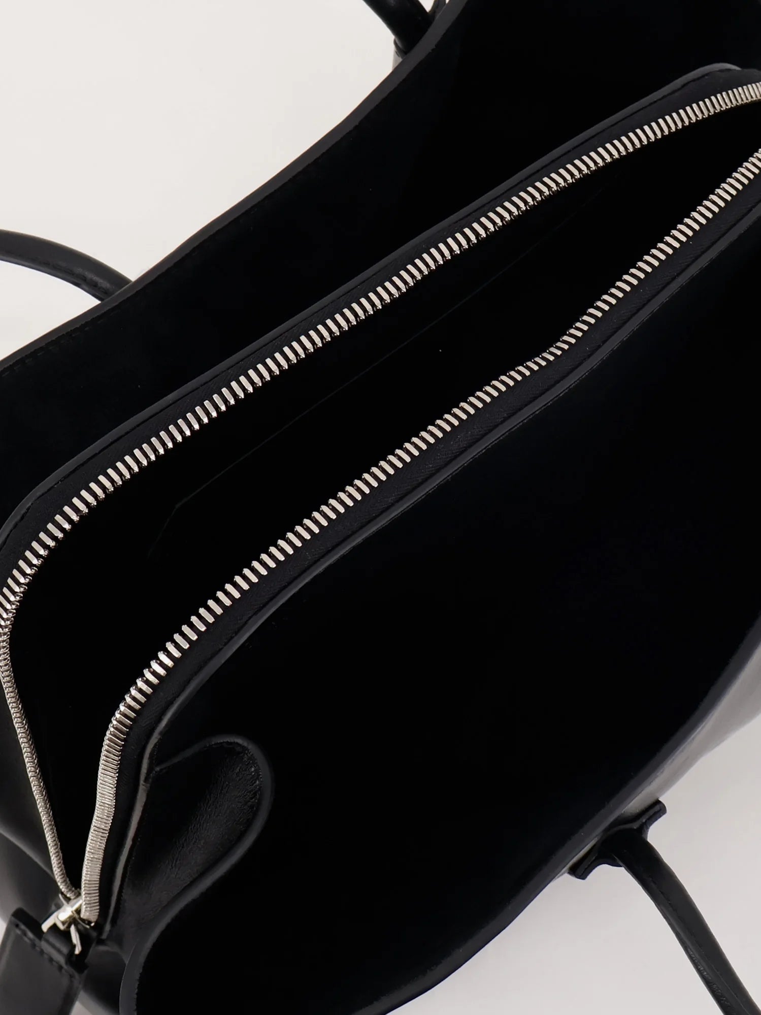 La Passeggiata Medium Leather Shoulder Bag