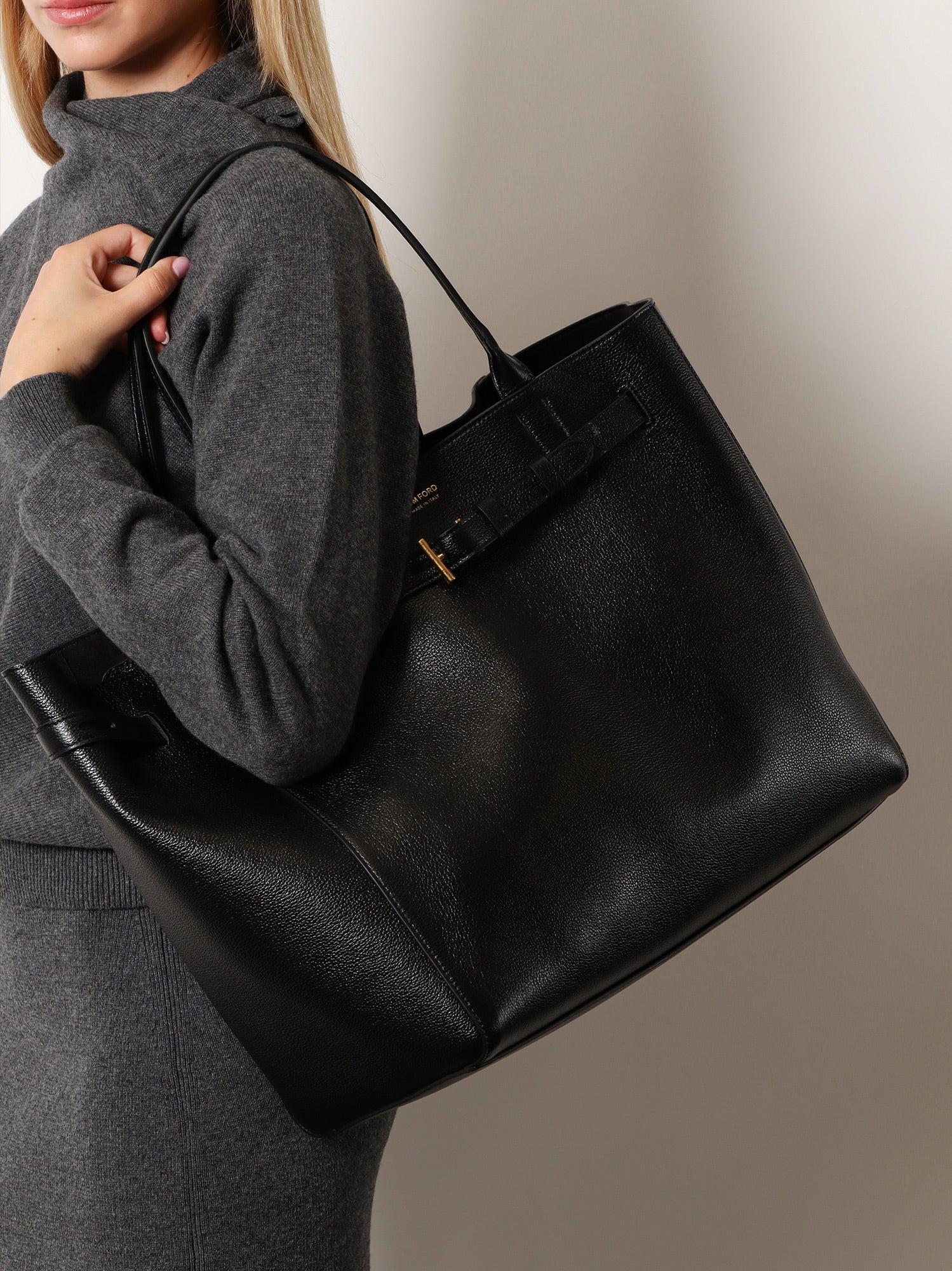 Leather shoulder bag with logo