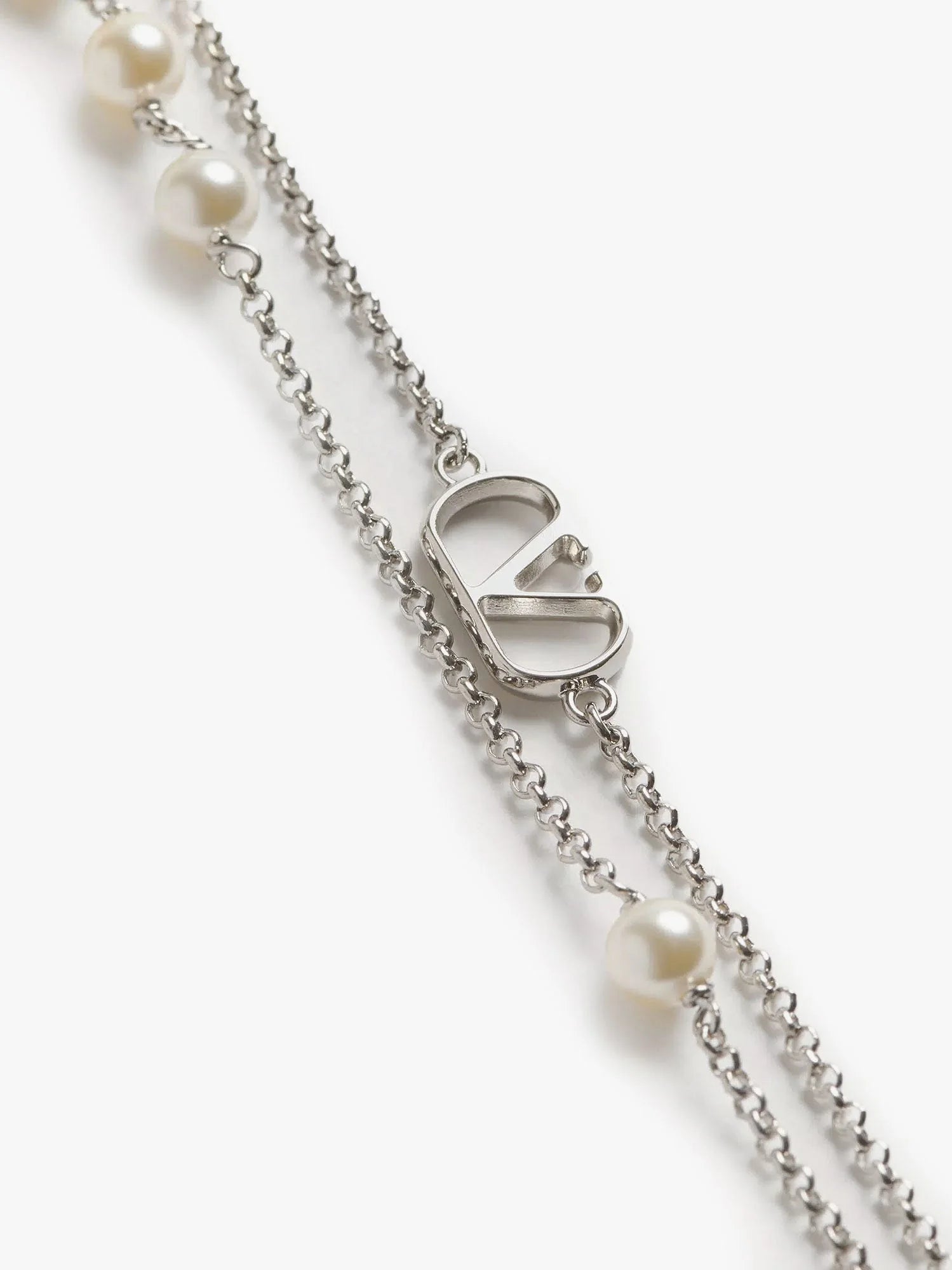 Metal necklace with silver finishes